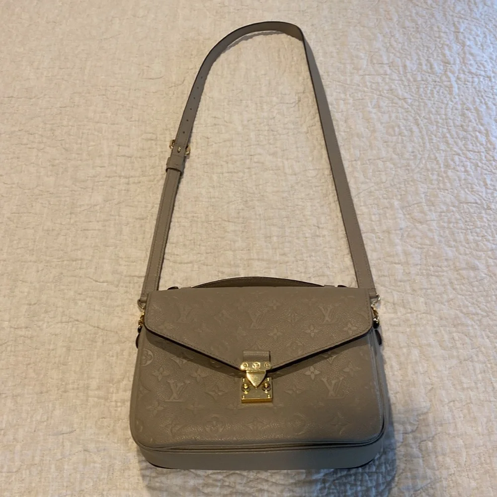 Louis Vuitton Pochette Metis Monogram Women Bag